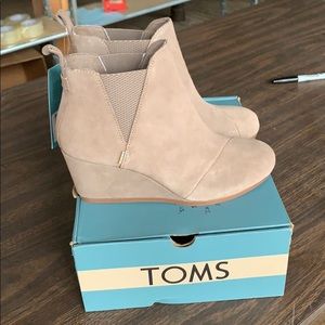 NIB Toms Suede Wedge Bootie Kelsey Taupe Gray